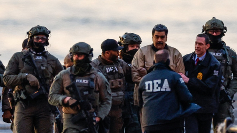 Nicolás Maduro chega algemado a tribunal do Distrito Sul de Nova York para audiência em que se declarou inocente - Imagem: Reuters