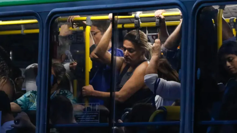 Passageiros convivem com furtos e roubos de celulares no transporte público de São Paulo. - Imagem: Reprodução/ Fernando Frazão/Agência Brasil