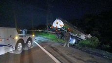 Inseto provoca queda de caminhão em Peruíbe - Imagem: Reprodução / Artesp