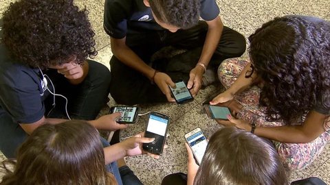 Estudo da Emy Education mostra que 90% dos jovens veem a IA como apoio em momentos críticos de estudo e entrega de projetos - Imagem: Reprodução/EBC