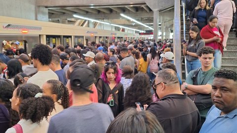 Interferência na Linha 3-Vermelha provoca caos na estação Barra Funda - Imagem: Reprodução / X / @flowerstoptg