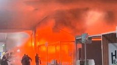 A Polícia Federal investiga as causas do incêndio na COP30, com hipóteses que incluem curto-circuito e celular em carregamento - Imagem: Reprodução/X @MidiaLivre