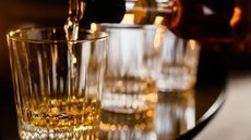 A operação se estendeu a várias cidades e resultou na detenção de oito indivíduos envolvidos na distribuição de bebidas - Imagem: Reprodução / Freepik