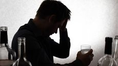 A Polícia Civil apreendeu garrafas de gin e investiga a procedência das bebidas que causaram intoxicação em jovens - Imagem: Reprodução / Freepik