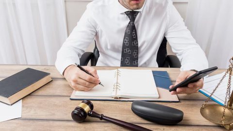 Com a mudança, famílias podem regularizar bens herdados sem a pressão de quitar o ITCMD imediatamente, mas a cobrança permanece. - Imagem: Reprodução | Freepik