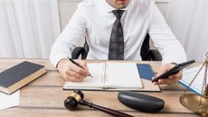 Com a mudança, famílias podem regularizar bens herdados sem a pressão de quitar o ITCMD imediatamente, mas a cobrança permanece. - Imagem: Reprodução | Freepik