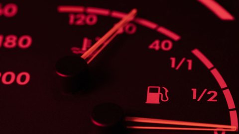 A operação Carbono Oculto expõe como o PCC utilizava uma rede de mais de mil postos para lavagem de dinheiro em São Paulo - Imagem: Reprodução / Freepik