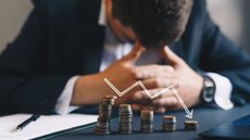 O corretor do Banco Safra foi demitido após o médico descobrir que não tinha qualificação para recomendar os investimentos que resultaram em perdas - Imagem: Reprodução | Freepik