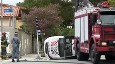 Policiais foram socorridos após viatura capotar durante perseguição a criminosos na zona sul. - Imagem: Reprodução/Record TV.