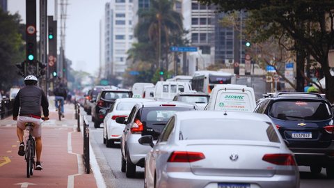 O pagamento do IPVA pode ser feito via Pix, bancos ou casas lotéricas; consulte as opções disponíveis. - Imagem: Divulgação / Governo de SP