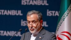 Ministro das Relações Exteriores do Irã, Abbas Araqchi, negou que o país tenha solicitado cessar-fogo aos Estados Unidos. - Imagem: Reprodução / AFP