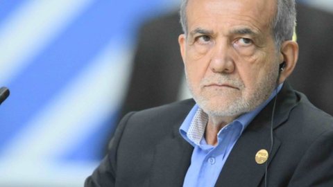 O líder iraniano também reafirmou o compromisso do Irã com a promoção da paz e estabilidade na região - imagem: Reprodução / X / @DailyNewsEgypt