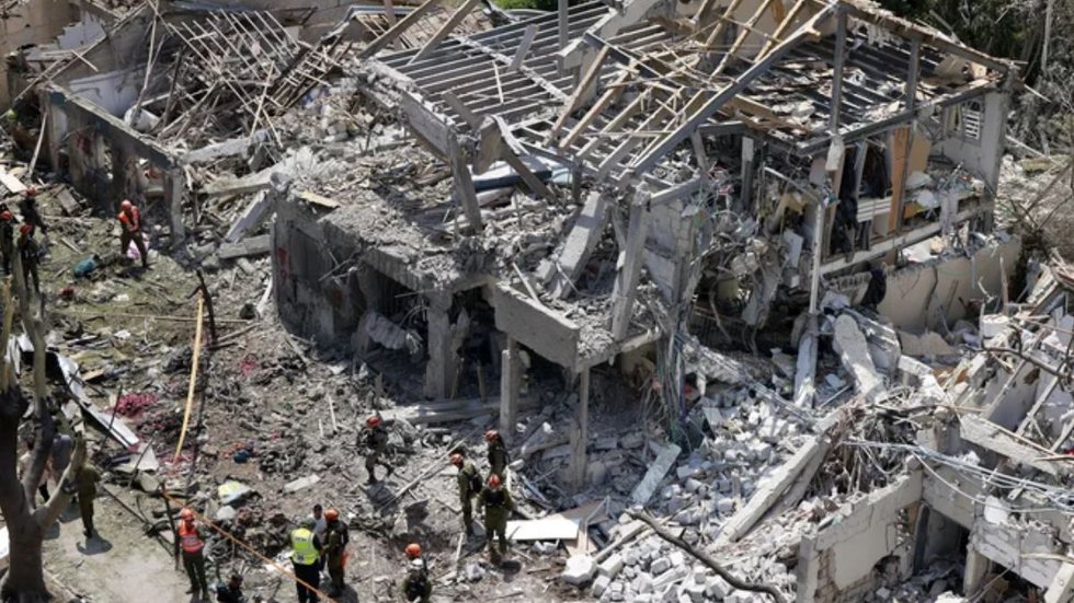 Imagens mostram a devastação em Haifa, onde lojas e casas foram danificadas após os mísseis iranianos atingirem a área - Foto: Menahem Kahana/ AFP