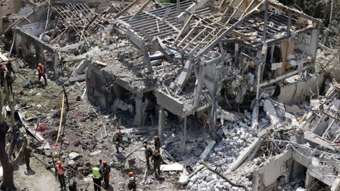 Imagens mostram a devastação em Haifa, onde lojas e casas foram danificadas após os mísseis iranianos atingirem a área - Foto: Menahem Kahana/ AFP