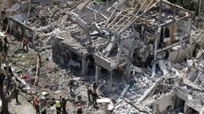 Imagens mostram a devastação em Haifa, onde lojas e casas foram danificadas após os mísseis iranianos atingirem a área - Foto: Menahem Kahana/ AFP