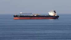 Navio percorre rota pelo Estreito de Ormuz - Imagem: Hamad Mohammed / REUTERS