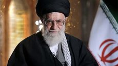 Durante discurso, Khamenei reafirma a capacidade do Irã de atingir bases dos EUA e critica ações de Israel - Imagem: Reprodução / X / @visegrad24