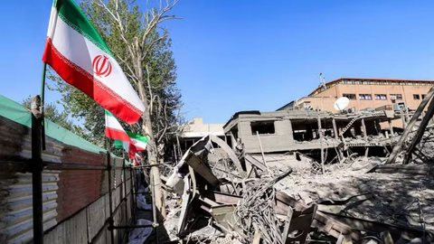 Ataques americanos tiveram como alvo instalações militares e nucleares - Imagem: Reprodução/ ATTA KENARE / AFP