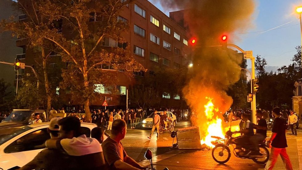 Forças do Irã entram em confronto com manifestantes por morte de Amini - Imagem: reprodução grupo bom dia