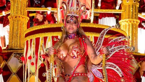 Rafaella, que participou do desfile da escola de samba Acadêmicos do Salgueiro, chamou a atenção da web por conta de um detalhe com relação às fotos que publica em seu Instagram - Imagem: reprodução/Twitter @rafaellacentral