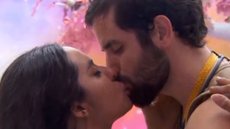 O beijo aconteceu durante a madrugada desta quinta-feira (11) na festa do Top 5 - Imagem: Reprodução/X @mtheusbno