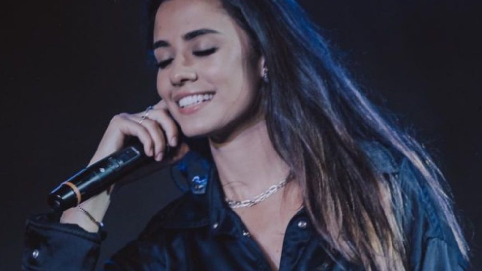 A cantora gospel Isadora Pompeo  aos 10 anos de idade enfrentou uma depressão. - Imagem: reprodução I instagram @isadorapompeo