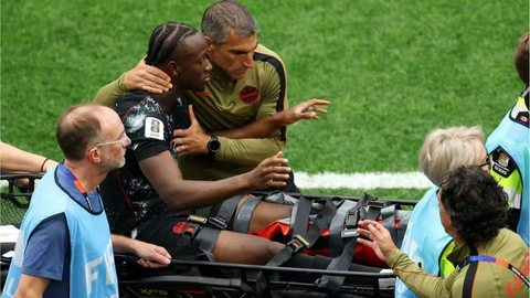 Meia deixou o campo de maca após fratura na perna - Emilee Chinn/Getty Images via AFP