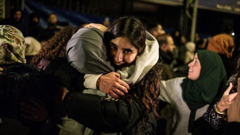 Israel liberta 200 palestinos após Hamas liberar reféns - Imagem: Reprodução / X / @DacilLanza