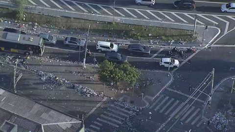 Itaquera amanhece tomada por lixo após título do Corinthians - Imagem: Reprodução / TV Globo