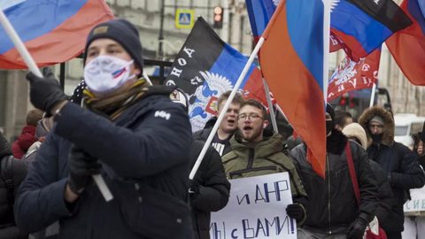 Ativistas e estudantes se unem com bandeiras da Rússia e da República Popular de Donetsk - Imagem: Reprodução | Ivan Petrov