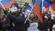 Ativistas e estudantes se unem com bandeiras da Rússia e da República Popular de Donetsk - Imagem: Reprodução | Ivan Petrov
