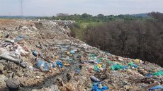 Avanço da disposição de resíduos causando a morte de vegetação - Imagem: Reprodução/Cetesb