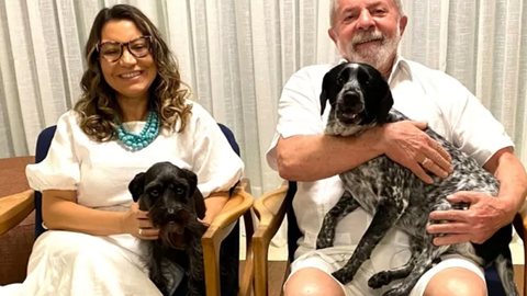 Janja e Lula com as cadelas - Foto: Reprodução / Twitter
