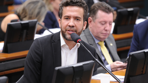 Deputado André Janones durante entrevista sobre cenário político, eleições e comunicação nas redes sociais - Imagem: Reprodução