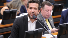 Deputado André Janones durante entrevista sobre cenário político, eleições e comunicação nas redes sociais - Imagem: Reprodução