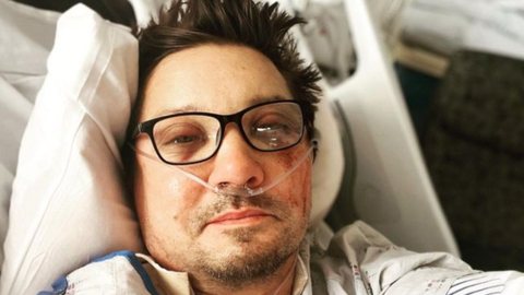 A família de Jeremy Renner compartilhou foto do ator no hospital para tranquilizar os fãs - Imagem: reprodução/Facebook