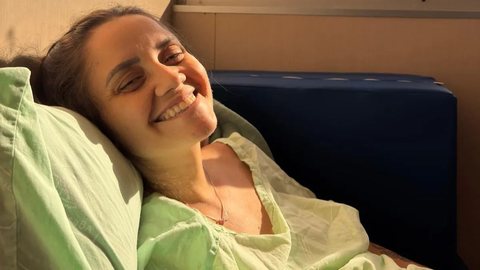 Jéssica Daugirdas morreu aos 35 anos após enfrentar um câncer colorretal, luta que ela compartilhou abertamente nas redes sociais. - Imagem: Reprodução/Instagram.