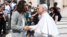 Jonathan Roumie aperta a mão de Leão XIV no Vaticano - Imagem: Reprodução / Redes Sociais