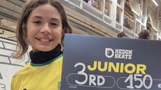 Joana Caroline, de 12 anos, celebra o 3º lugar no Winterclash, principal campeonato mundial de patins street. - Imagem: Divulgação