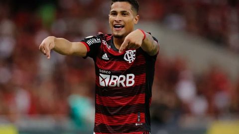 Embora o Lyon tenha tentado "roubar" o negócio, o Flamengo decidiu voltar atrás e acertou a transferência do jogador para o Wolverhampton, da Inglaterra - Imagem: reprodução/Twitter @soudanacaofla