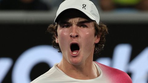 O brasileiro venceu Andrey Rublev e garantiu sua vaga na segunda rodada - Imagem: Reprodução / X / @AustralianOpen