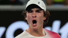 O brasileiro venceu Andrey Rublev e garantiu sua vaga na segunda rodada - Imagem: Reprodução / X / @AustralianOpen
