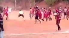 VÍDEO chocante mostra jogador sendo esfaqueado por árbitro durante partida de futebol - Imagem: reprodução redes sociais