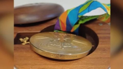 A medalha foi produzida com prata crua e 6 gramas de ouro - Imagem: Reprodução/X @Metropoles