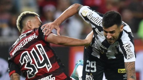 O lance polêmico contra o jogador do Santos, que não foi marcado pela arbitragem - Imagem: reprodução Instagram @santosfc