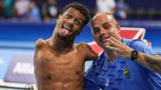 Gabrielzinho e seu técnico Fábio Antunes celebrando o terceiro ouro em Paris 2024 - Imagem: Reprodução / CPB / Alessandra Cabral