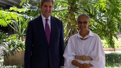 John Kerry, se reuniu com a Marina Silva para discutir condições climáticas, incluindo assumir um compromisso de cuidado com a Floresta Amazônica. - Imagem: reprodução I Ministério do Meio Ambiente