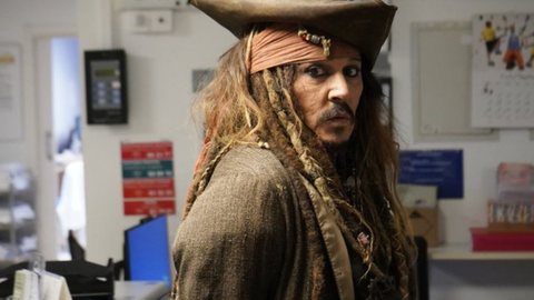 Johnny Depp visita crianças doentes vestido de Jack Sparrow, mesmo após afastamento da Disney - Imagem: Reprodução/Redes Sociais