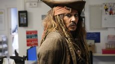 Johnny Depp visita crianças doentes vestido de Jack Sparrow, mesmo após afastamento da Disney - Imagem: Reprodução/Redes Sociais