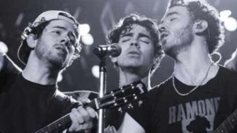 Através de suas redes sociais, Jonas Brothers confirmaram data de show no Brasil - Imagem: Reprodução/Instagram @jonasbrothers